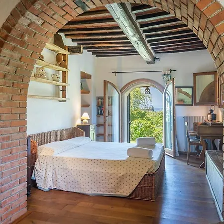 I Mandorli 8, Emma Cortona